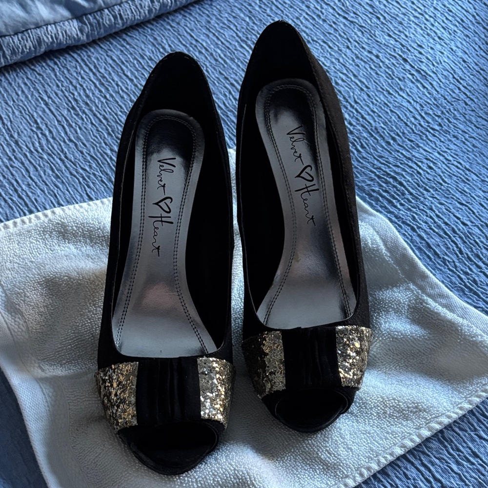 Velvet Heart Black and Gold heels. EUC